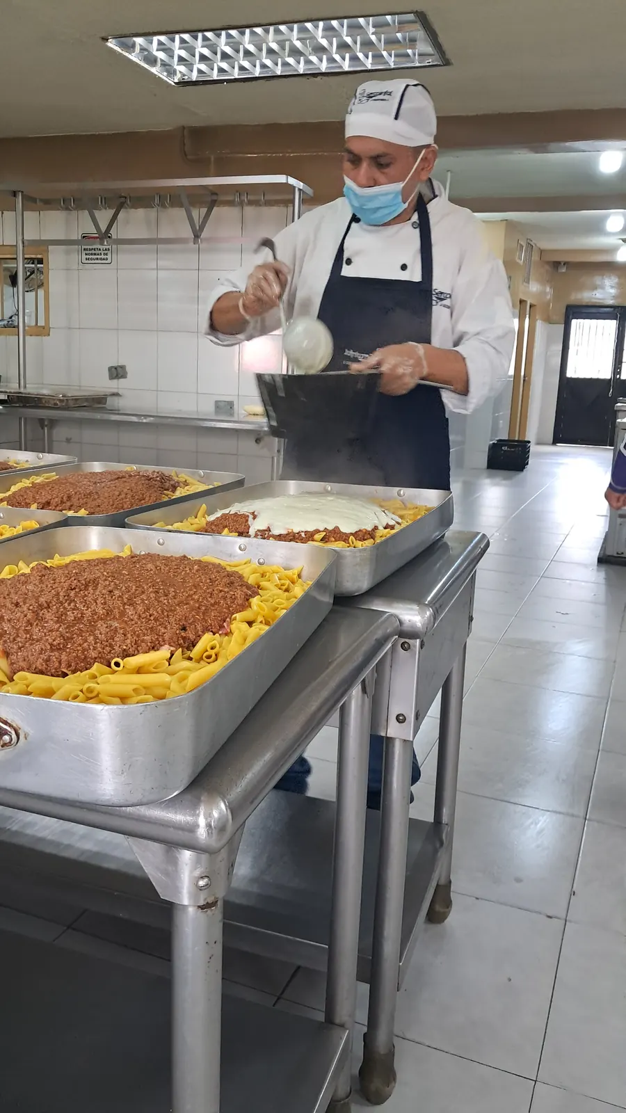 Chef preparando alimentos